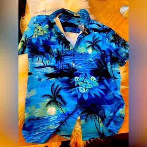 Brand new with tags Beautiful Tropical Blue Hawaiian Shirt in men’s size medium!